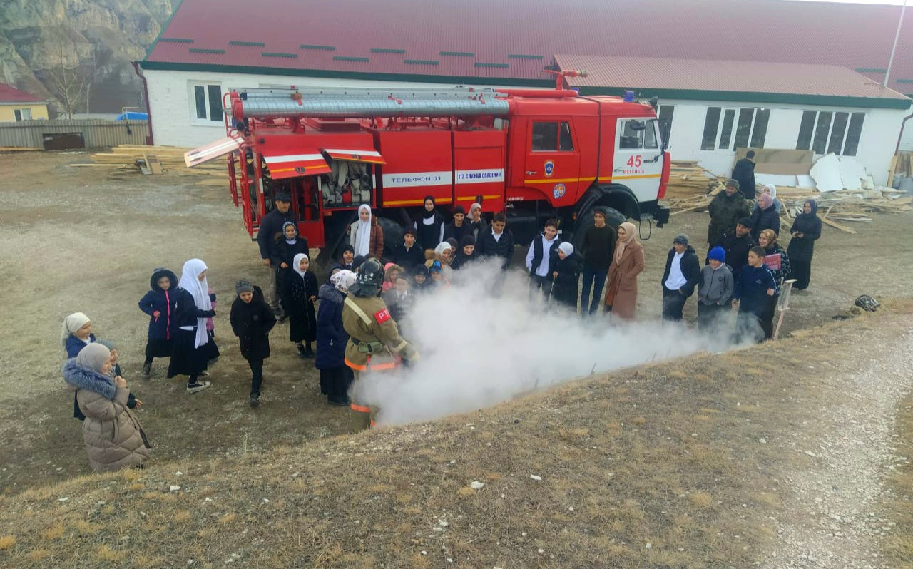 Урок безопасности с демонстрацией пожарной техники в МКОУ «Цанатлинская  СОШ» Гумбетовского района | Министерство по делам гражданской обороны,  чрезвычайным ситуациям и ликвидации последствий стихийных бедствий  Республики Дагестан (Официальный сайт МЧС ...