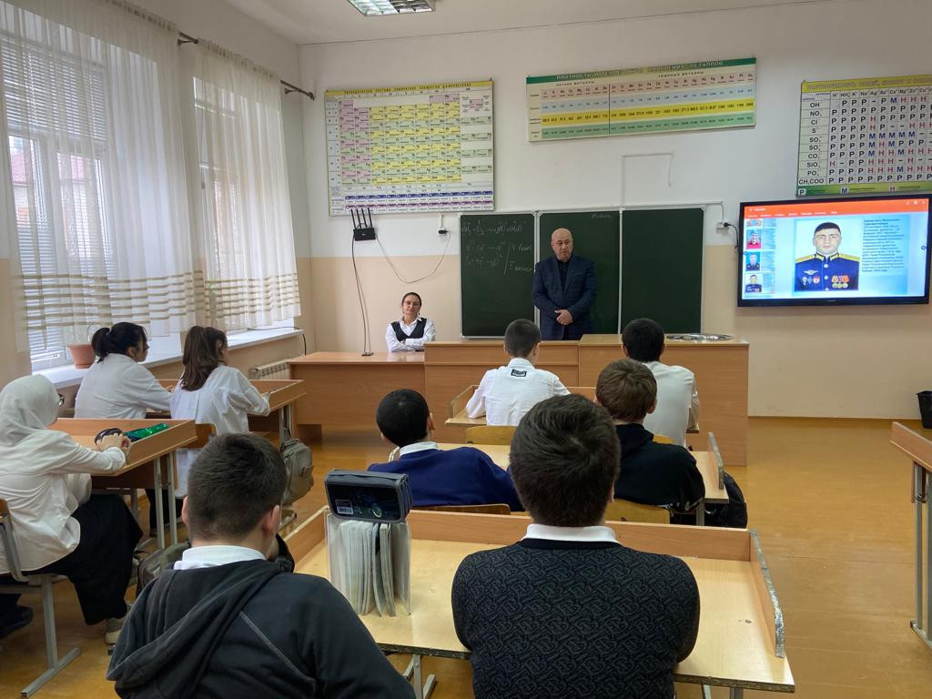 Руководитель ГБОУ РД «УМЦ по ГО и ЧС» провел урок "Разговоры о важном"
