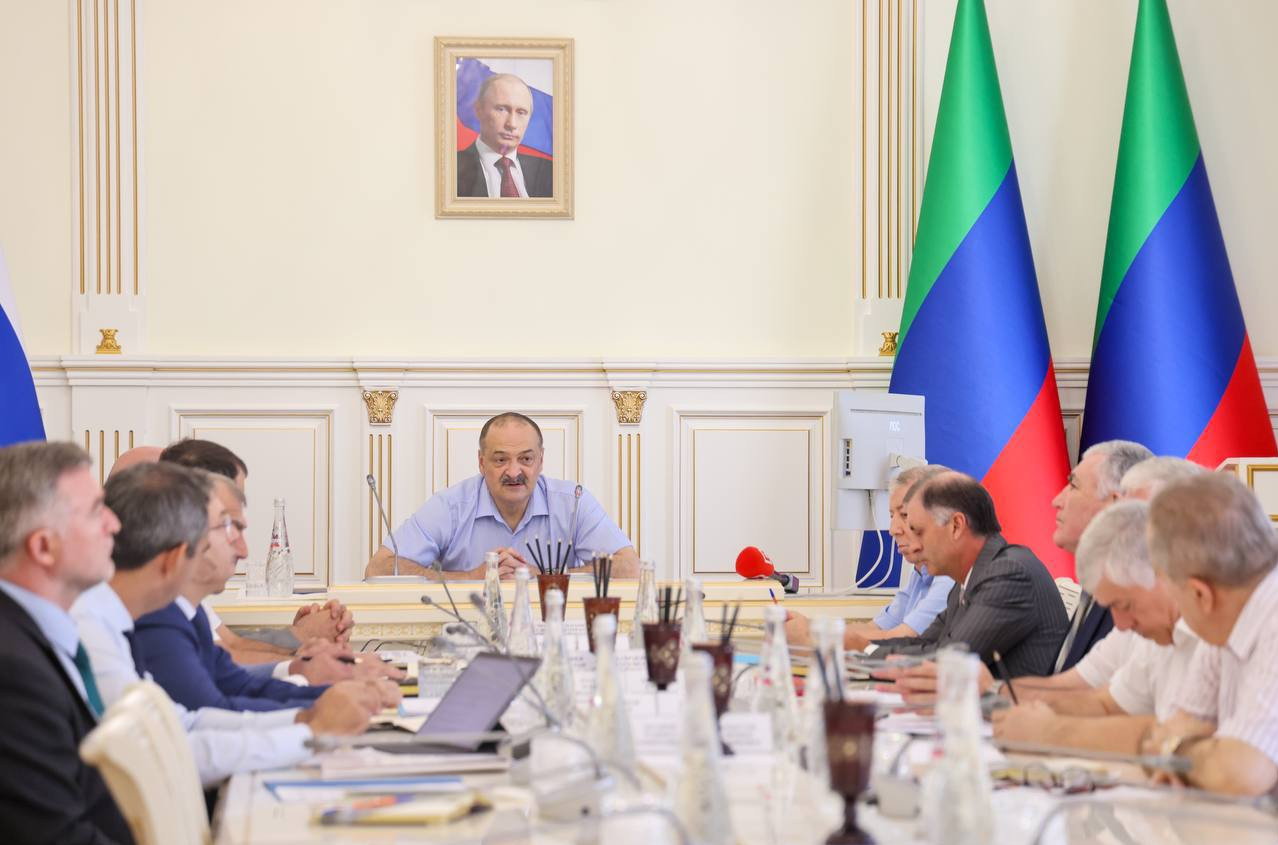 О проводимой работе на совещании у главы республики доложил руководитель МЧС Дагестана Нариман Казимагамедов.