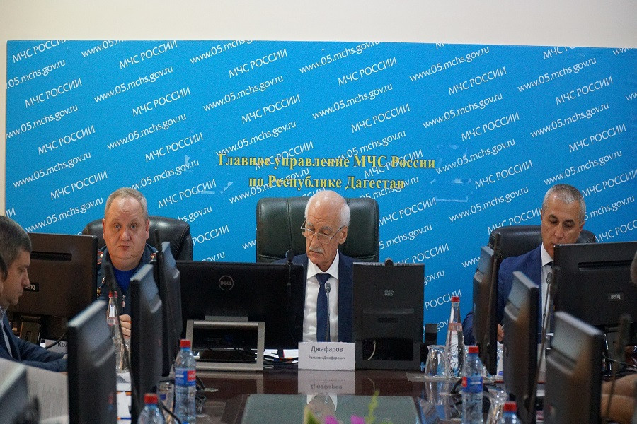 МЧС Дагестана провело свыше 1,5 тыс. профилактических визитов и консультирований по пожарной безопасности на объектах образования
