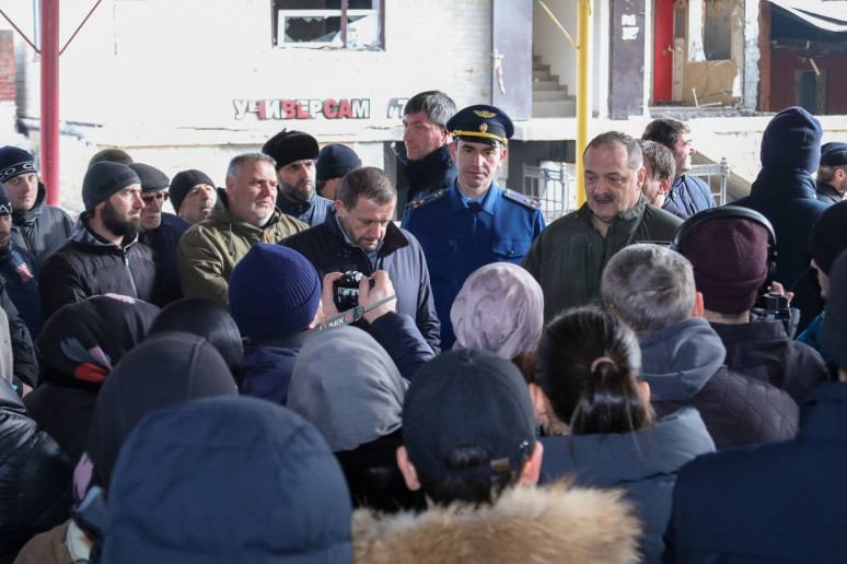 Сергей Меликов встретился с жильцами дома, пострадавшего от взрыва газа в Хасавюрте