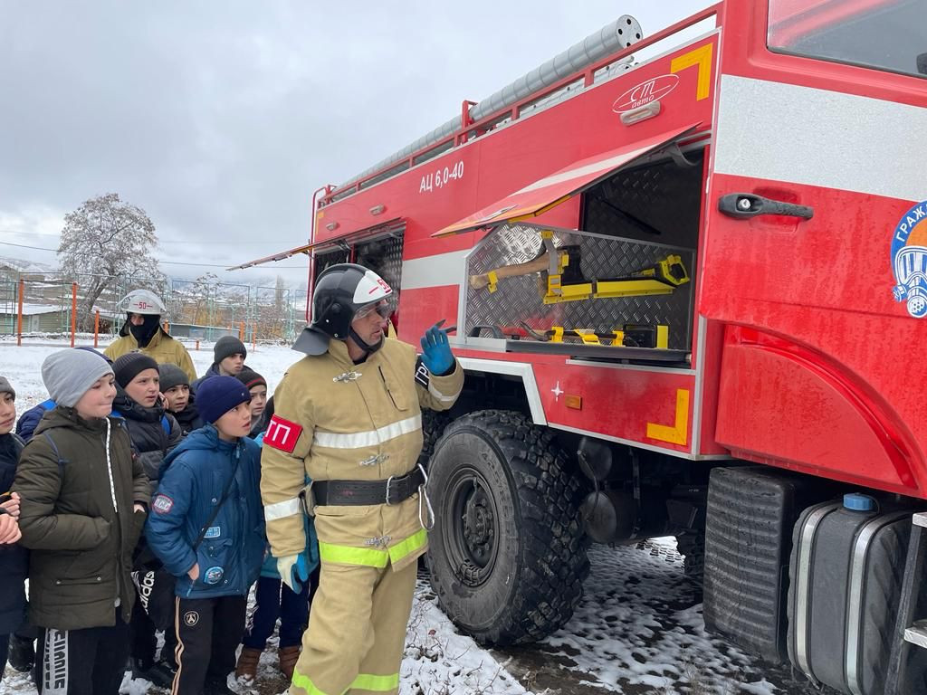 Урок безопасности с демонстрацией пожарной техники в ДЮСШ им. Абдулали Ганиева ПЧ-50 с.Ахты