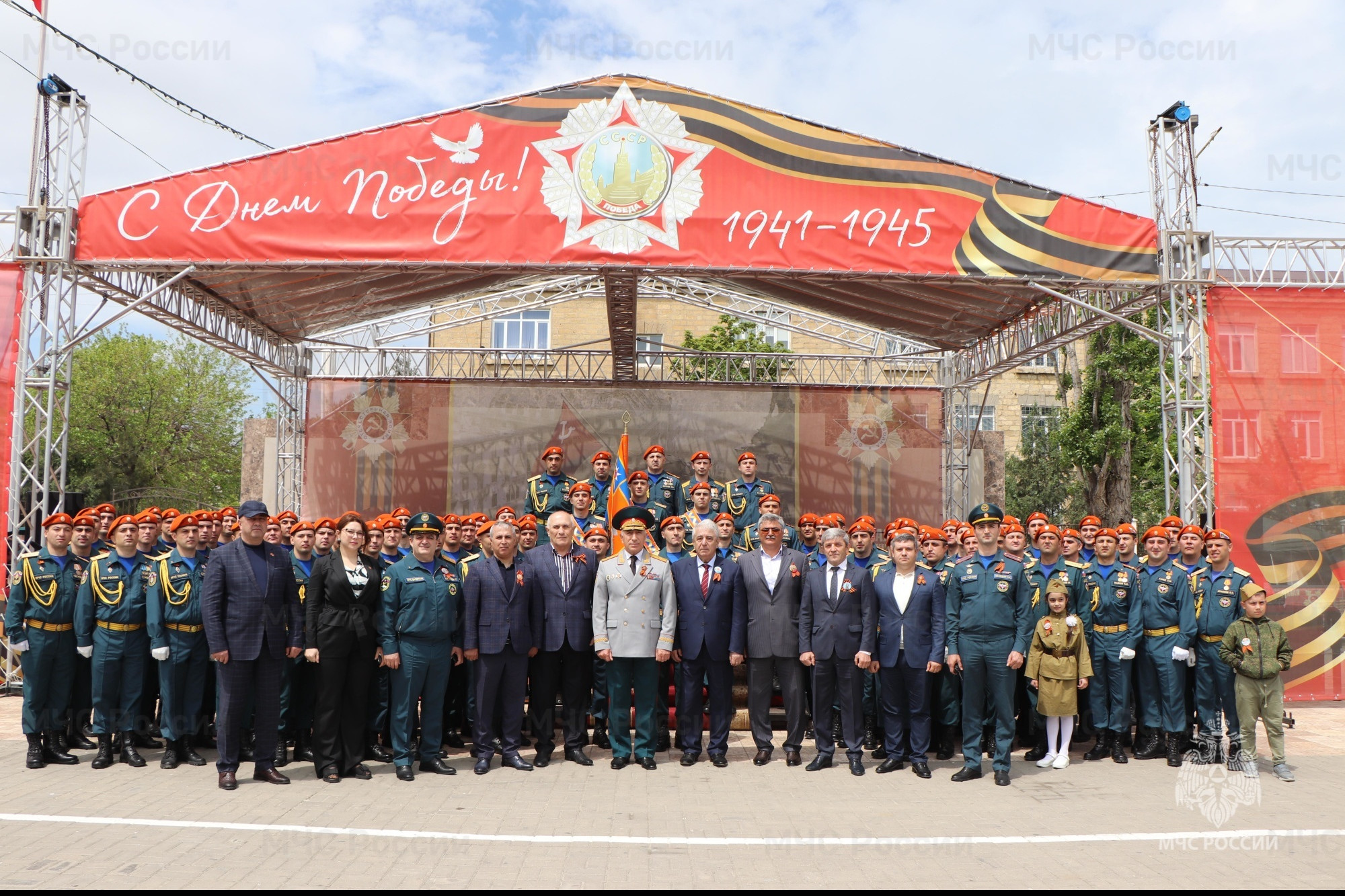 Сотрудники МЧС Дагестана приняли участие в параде Победы.