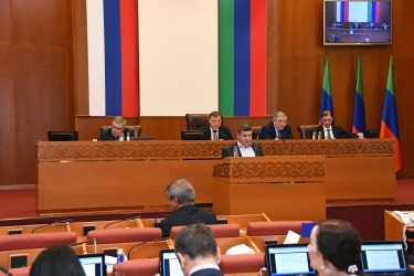 Заместитель министра Эльдар Атаев принял участие в 11 сессии Народного Собрания РД