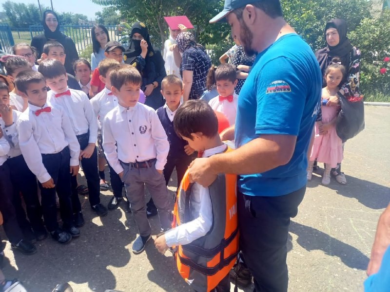 Спасатели Каякентского ПСП и Кизилюртовского ПСП провели мероприятия, приуроченные к Международному дню защиты детей.