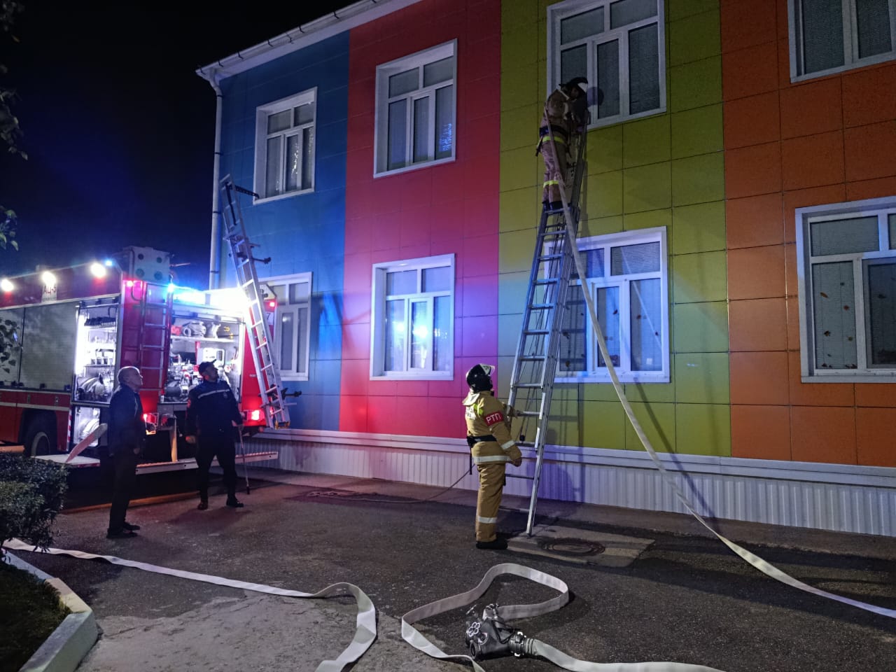 Ночные пожарно-тактические занятия: проверка готовности огнеборцев