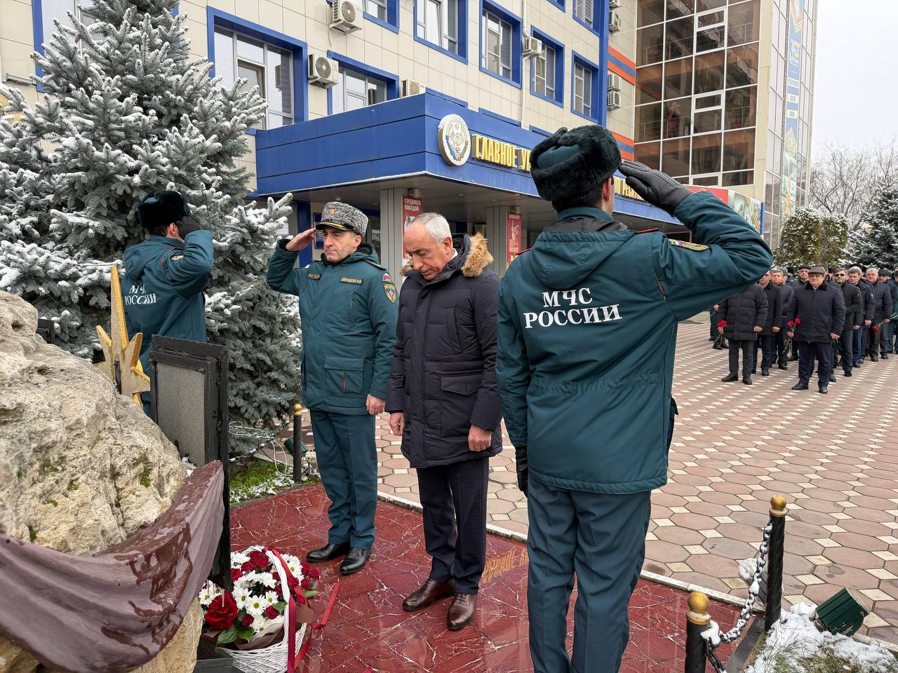 Церемония возложения цветов к мемориалу погибших при исполнении служебных обязанностей сотрудников МЧС.
