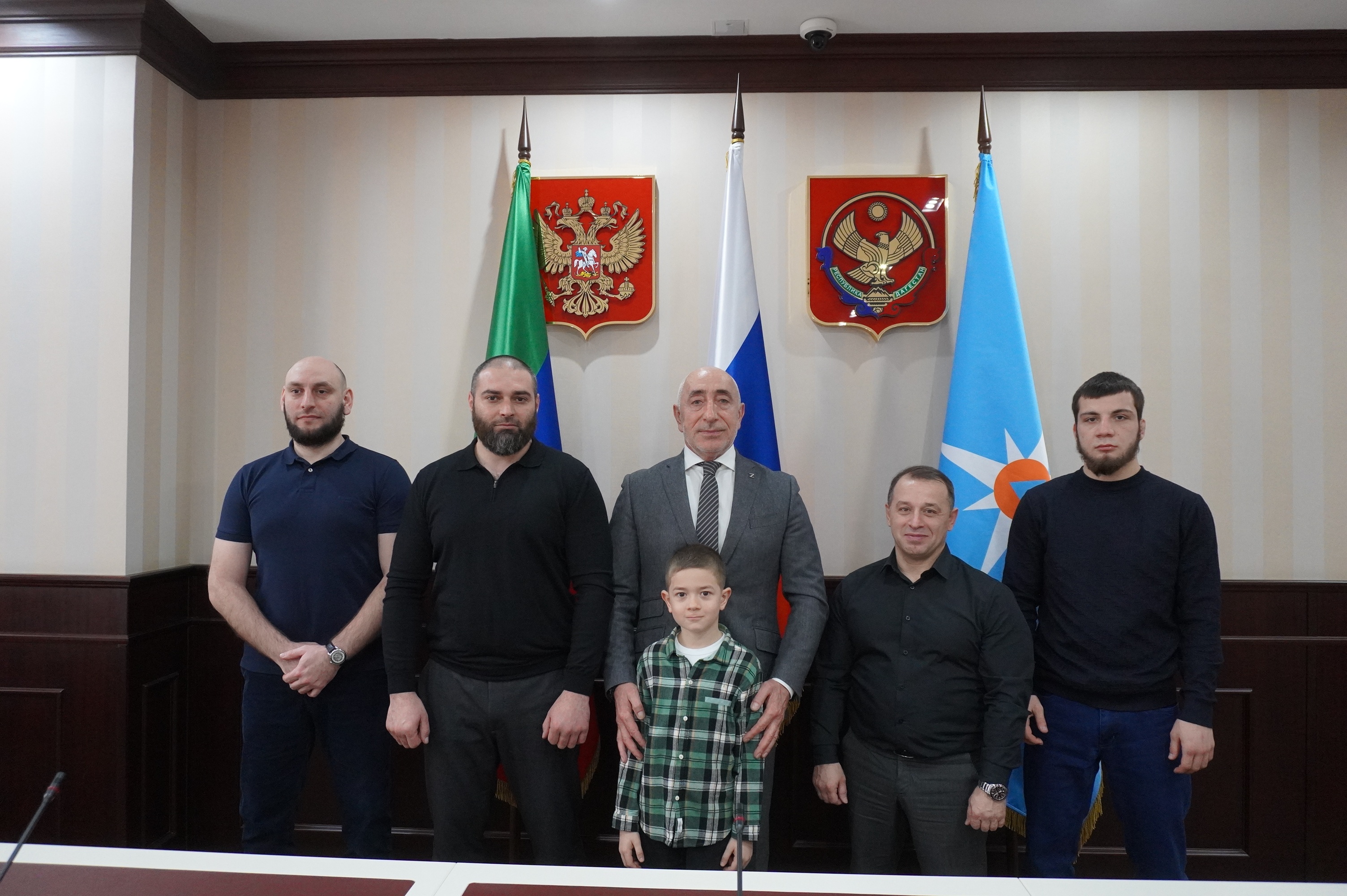 В МЧС Дагестана наградили героев, проявивших мужество и отвагу при спасении людей на водных объектах.