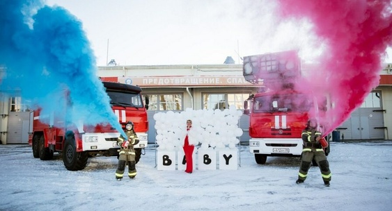 Кизлярские пожарные устроили гендер-пати для своего коллеги прямо на работе.