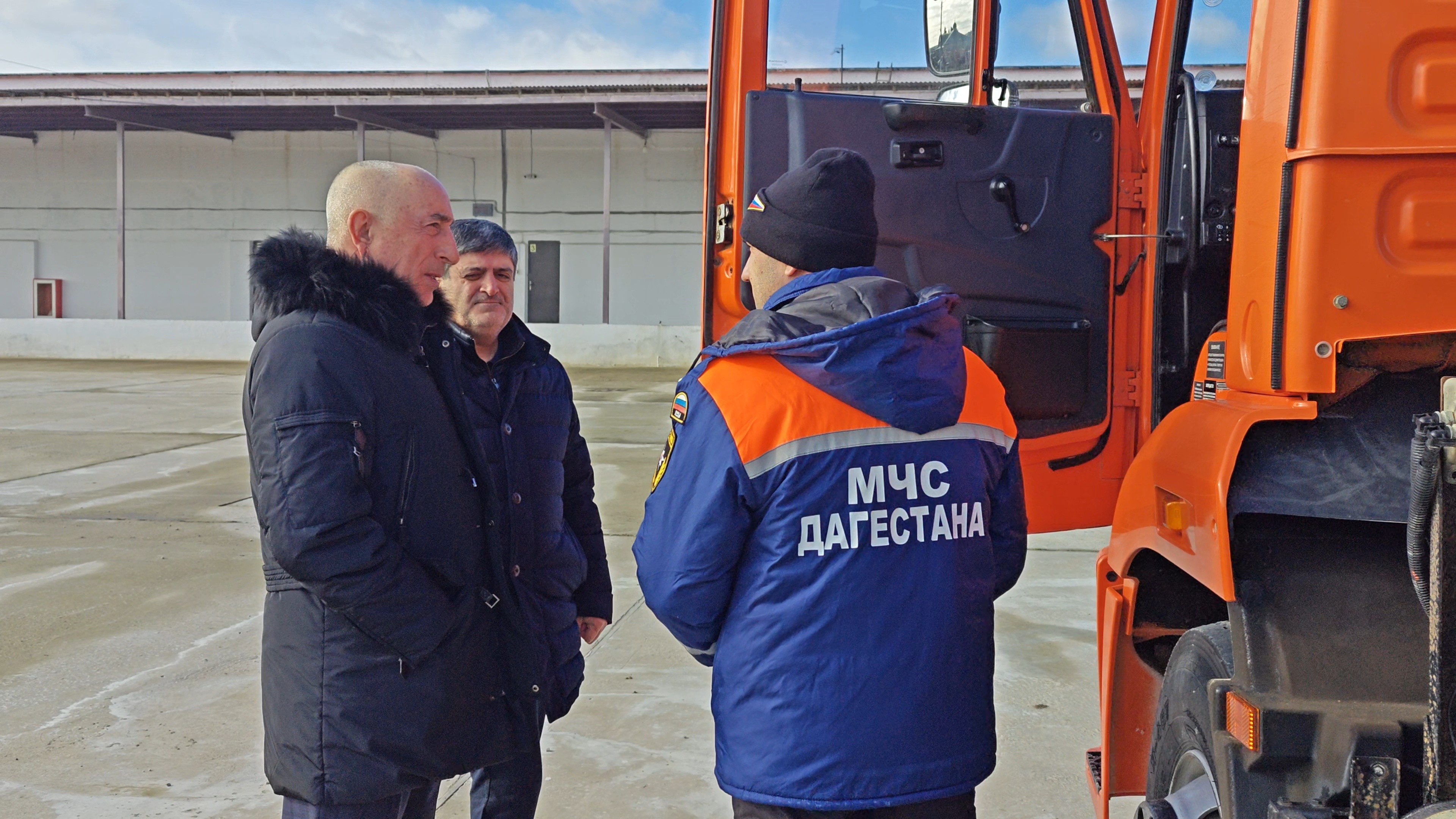 В рамках рабочей поездки в г. Избербаш Нариман Казимагамедов посетил  Центральный поисково-спасательный отряд.