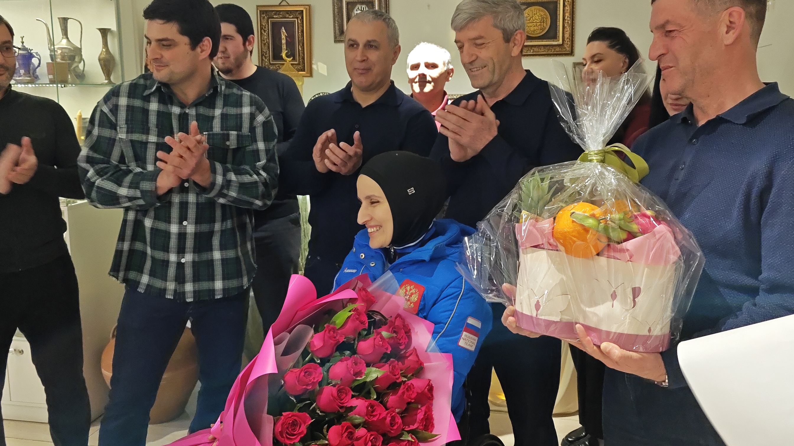 Призера Кубка России по стрельбе из лука - Барият Мирзаалиеву торжественно встретили в аэропорту