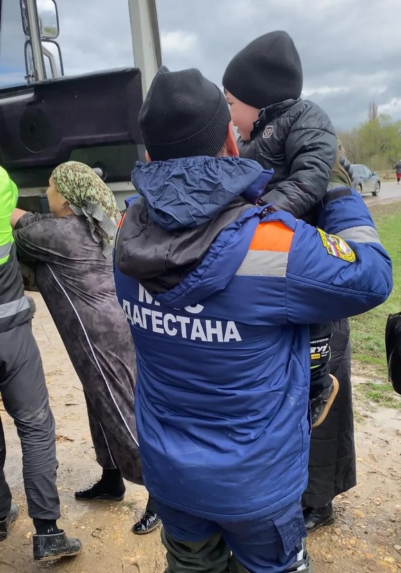 Спасателями МЧС Дагестана и ГУ МЧС России по РД проводится эвакуация жителей сел Тутлар, Адильотар Хасавюртовского района.