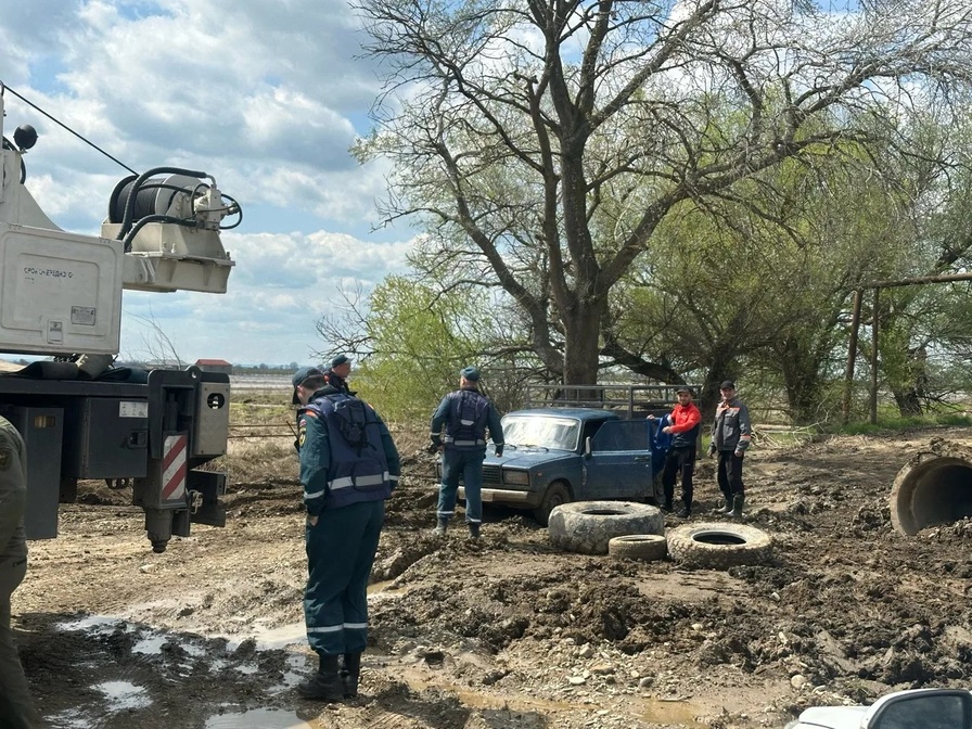 Группировка спасателей Тульского спасательного центра выполняет задачи  по ликвидации последствий ЧС в Хасавюртовском районе.