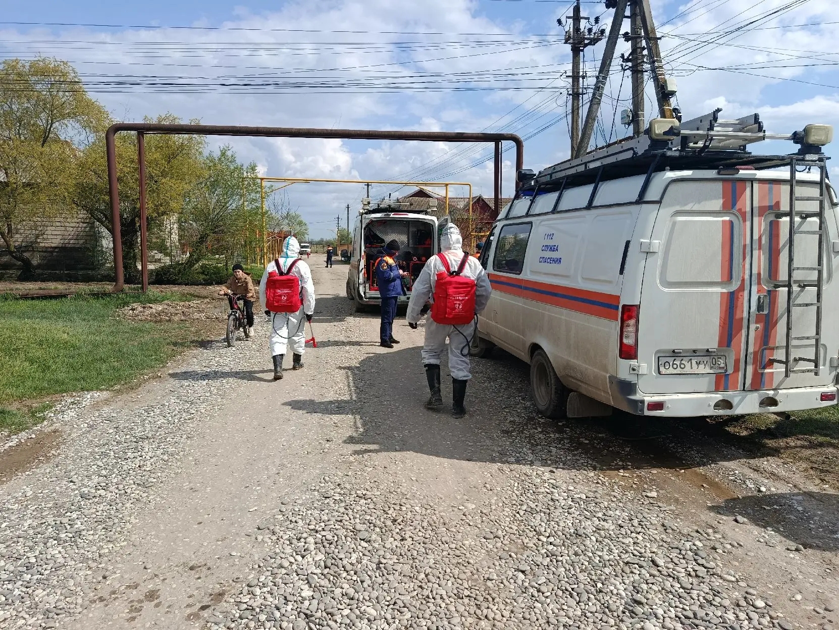 Спасатели МЧС республики продолжают устранять последствия ЧС в Дербентском и Хасавюртовском районах.