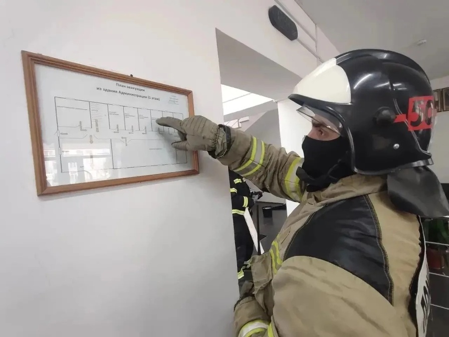 Личный состав ПЧ-50 провел пожарно-тактические занятия в здании Администрации Ахтынского района.