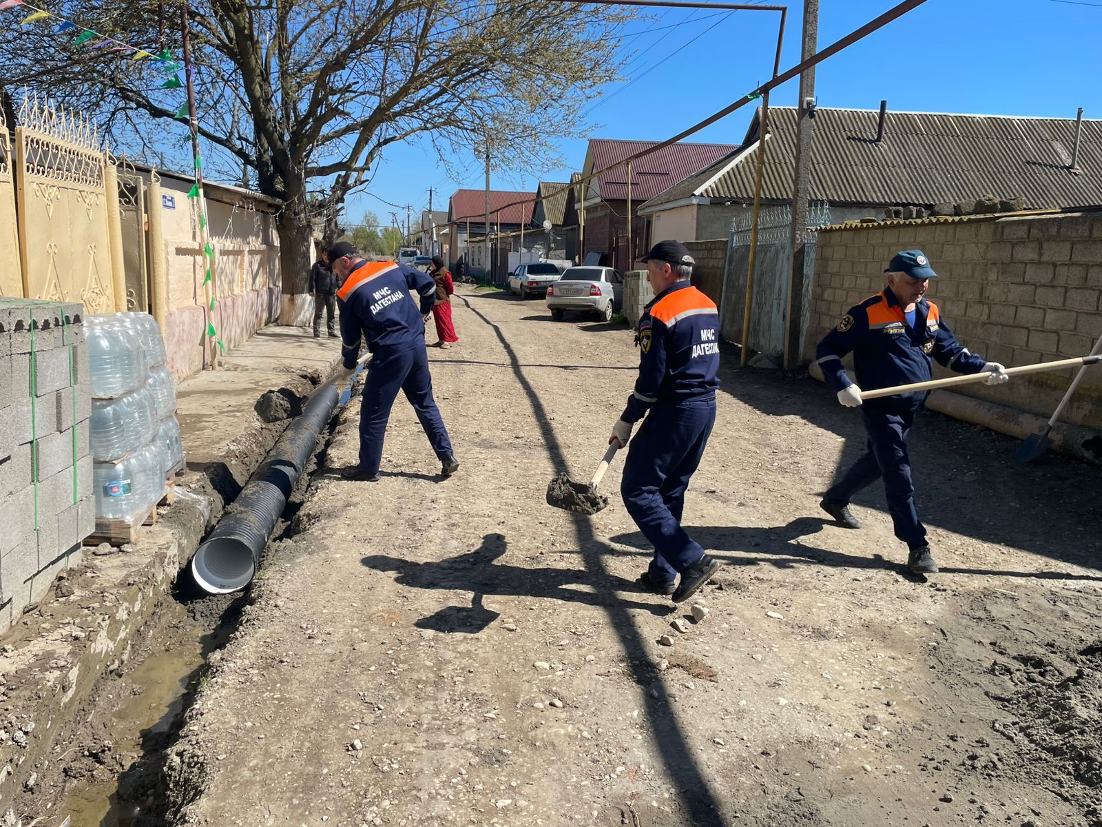 Группировкой спасателей Северного ПСО продолжаются работы по ликвидации последствий подтопления в Хасавюртовском районе.