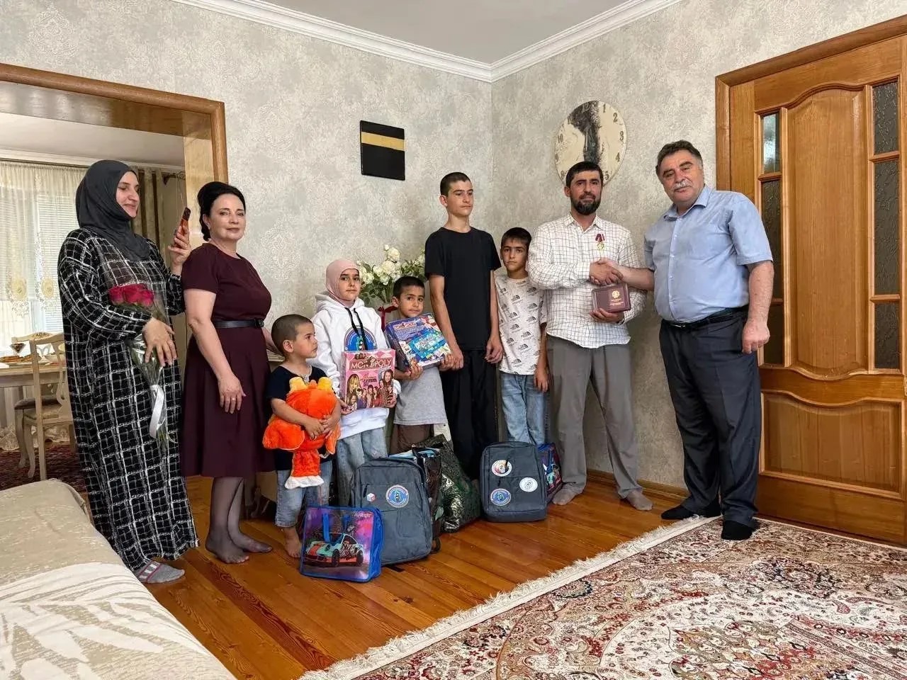 Член Общественного Совета при МЧС Дагестана навестил многодетную семью участника специальной военной операции
