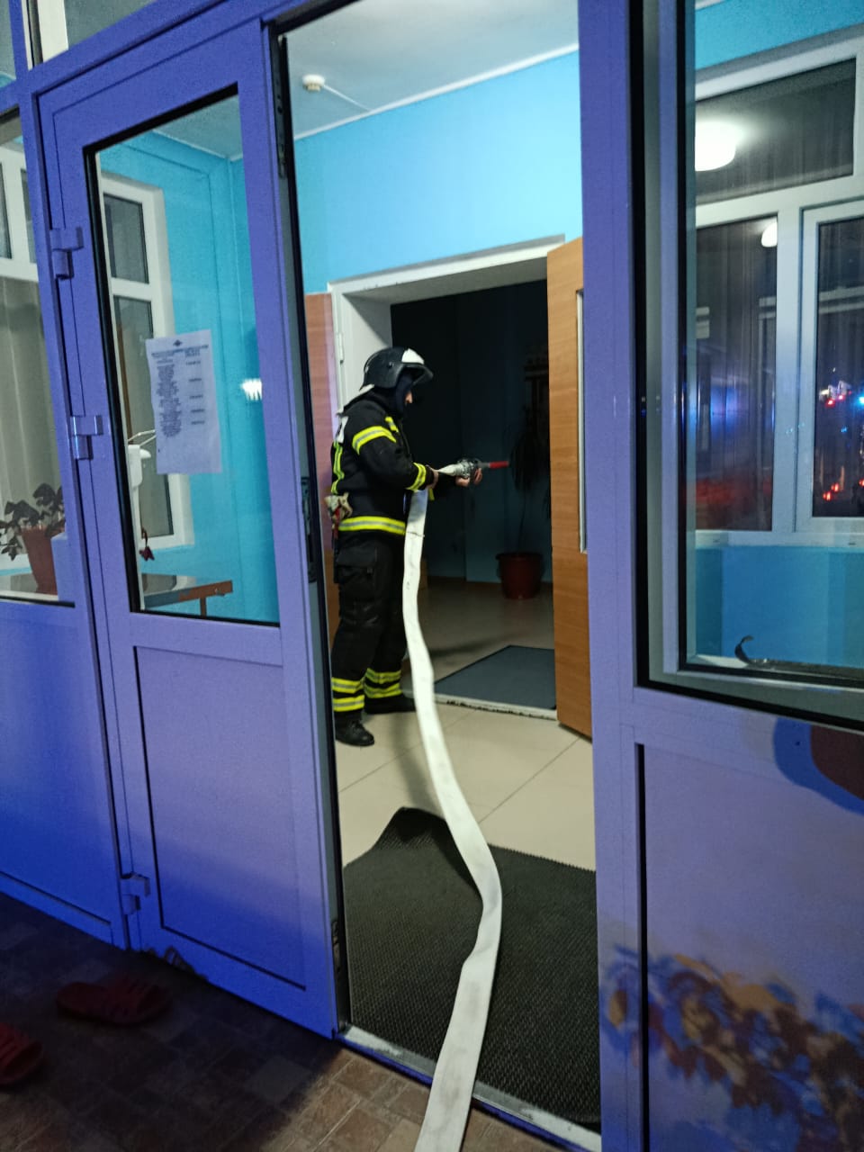 Ночные пожарно-тактические занятия: проверка готовности огнеборцев