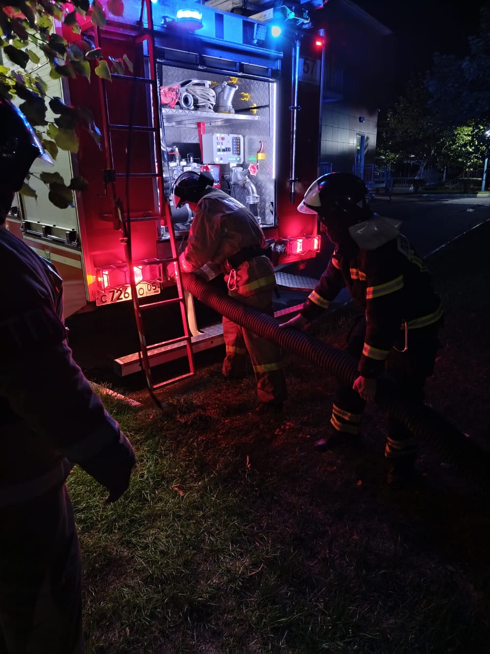 Ночные пожарно-тактические занятия: проверка готовности огнеборцев