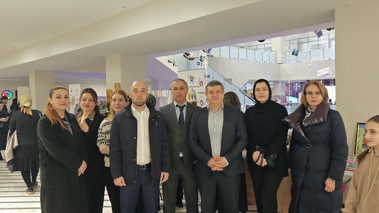 Коллектив МЧС Дагестана посетил Республиканскую выставку-ярмарку «Новогодний калейдоскоп».