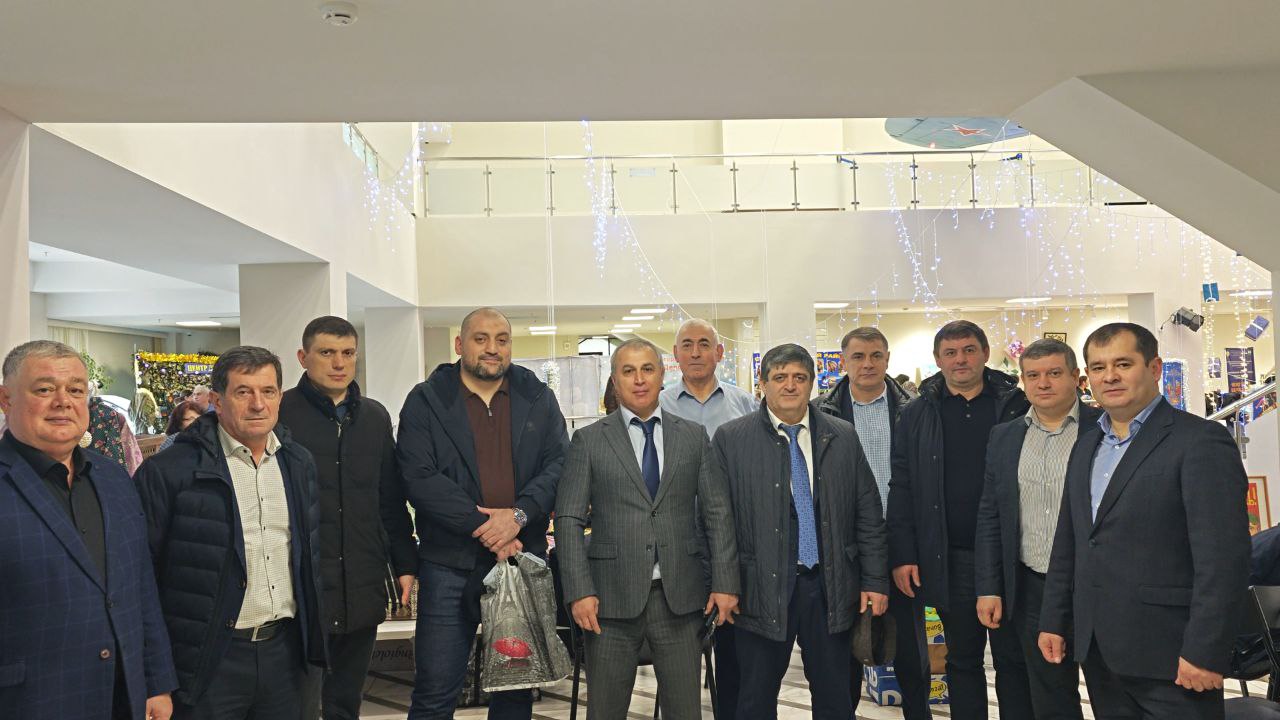 Коллектив МЧС Дагестана посетил Республиканскую выставку-ярмарку «Новогодний калейдоскоп».