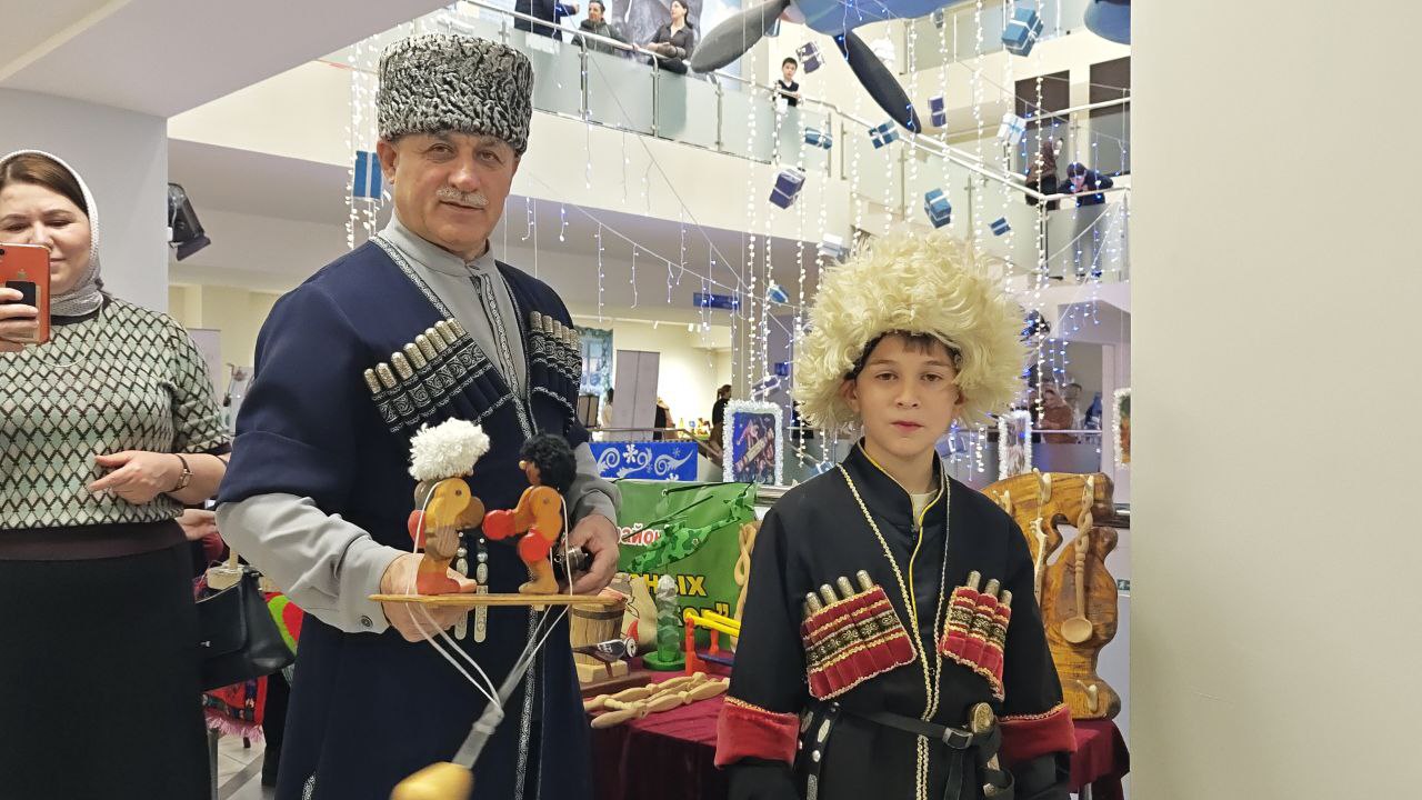 Коллектив МЧС Дагестана посетил Республиканскую выставку-ярмарку «Новогодний калейдоскоп».