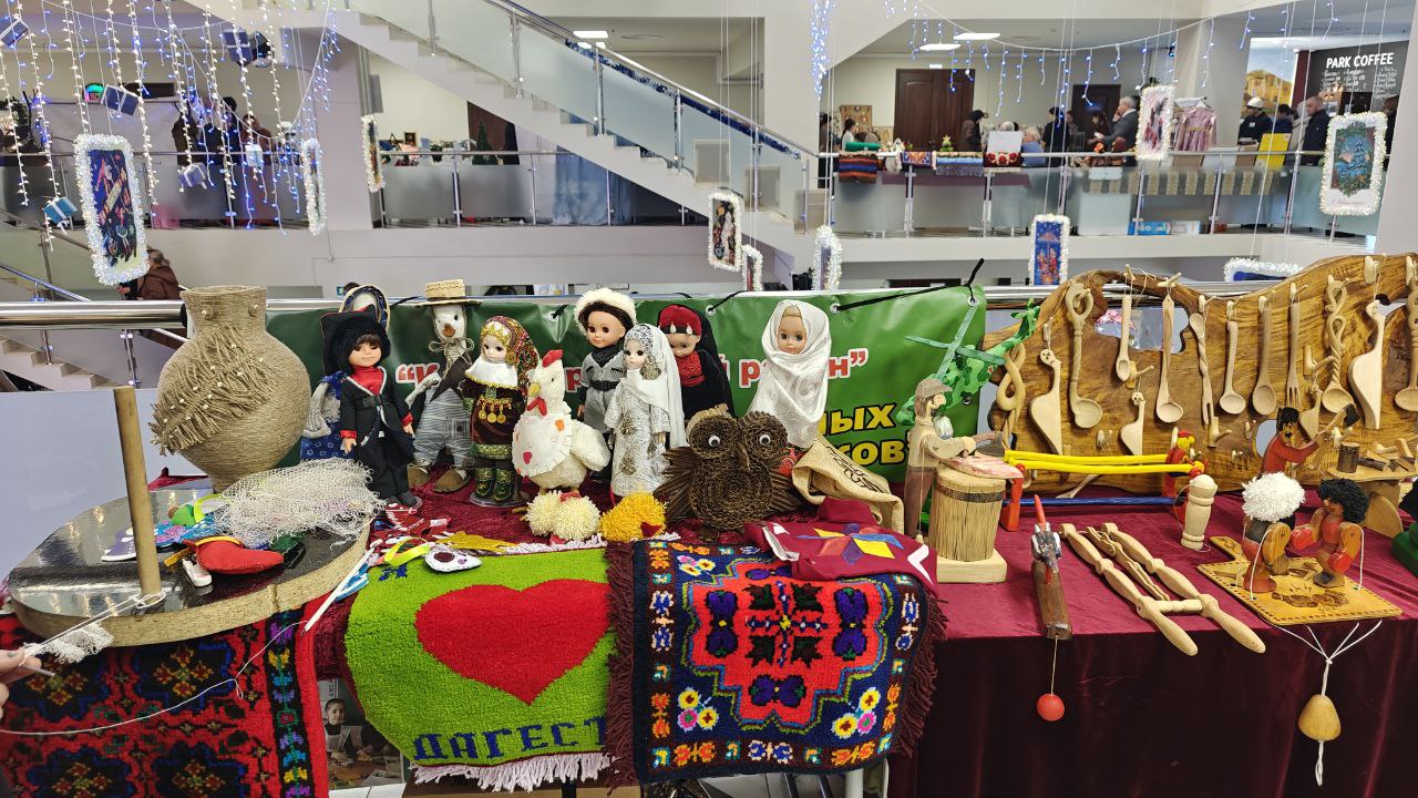 Коллектив МЧС Дагестана посетил Республиканскую выставку-ярмарку «Новогодний калейдоскоп».