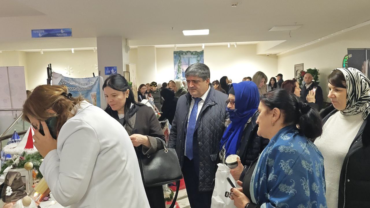 Коллектив МЧС Дагестана посетил Республиканскую выставку-ярмарку «Новогодний калейдоскоп».