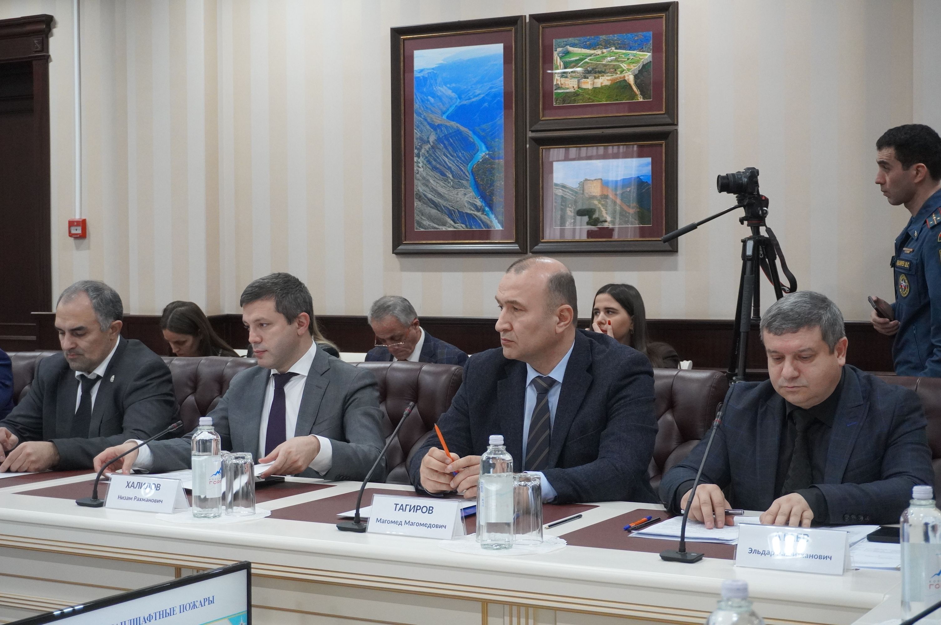 Комиссия по предупреждению и ликвидации ЧС и обеспечению пожарной безопасности в республике прошла в Ситуационном центре Главы РД