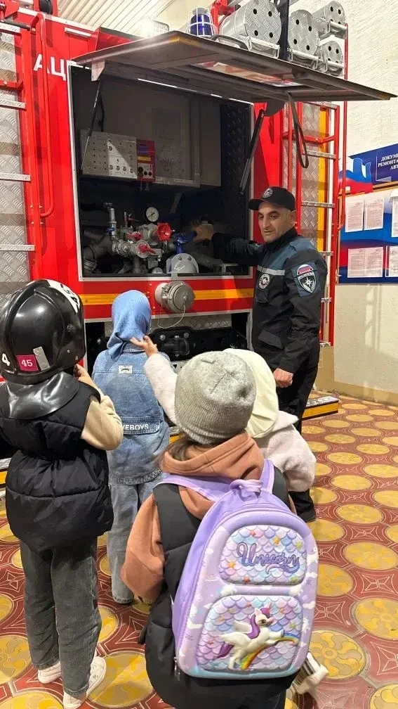 В преддверии Дня спасателя пожарную часть 45 посетили воспитанники детского сада села Тлярата Гумбетовского района.