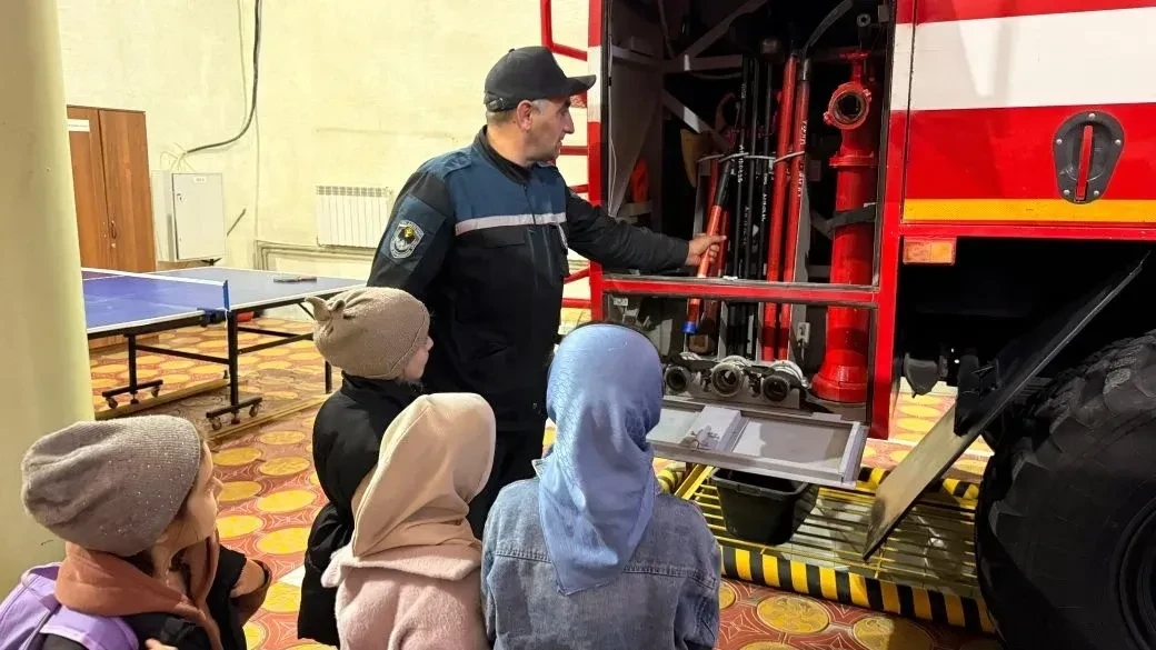 В преддверии Дня спасателя пожарную часть 45 посетили воспитанники детского сада села Тлярата Гумбетовского района.