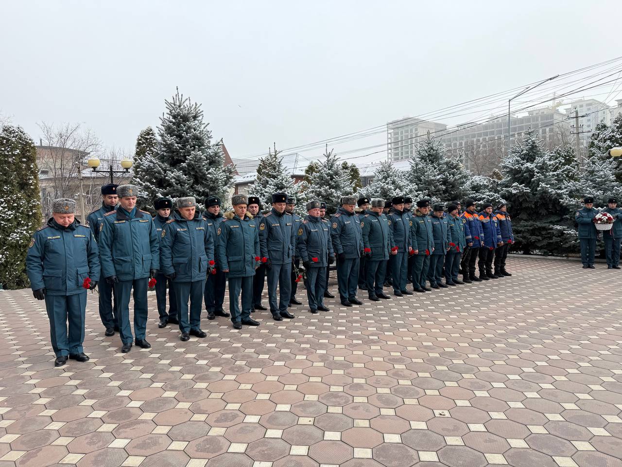 Церемония возложения цветов к мемориалу погибших при исполнении служебных обязанностей сотрудников МЧС.