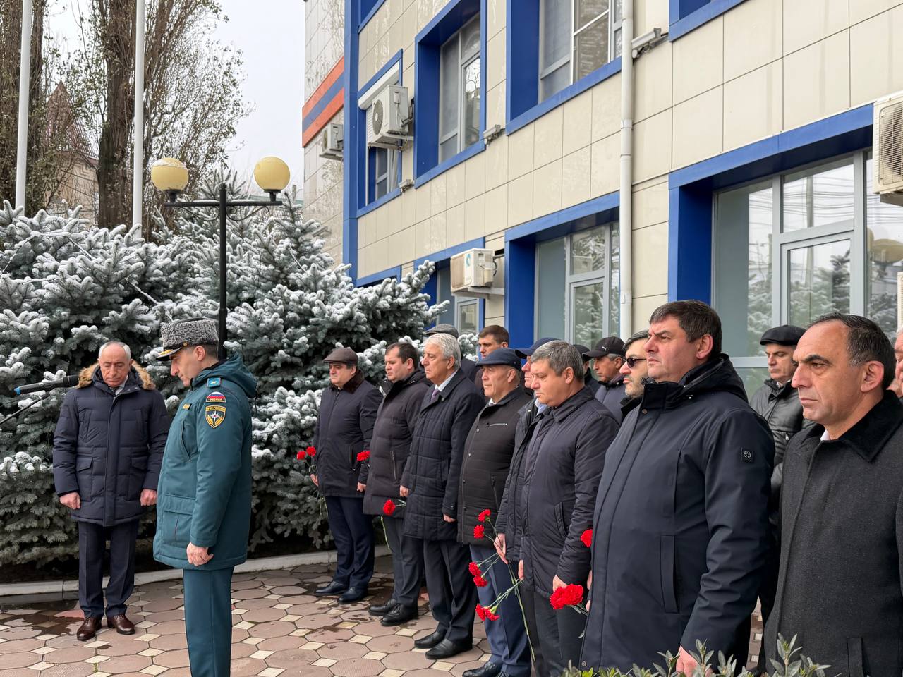 Церемония возложения цветов к мемориалу погибших при исполнении служебных обязанностей сотрудников МЧС.