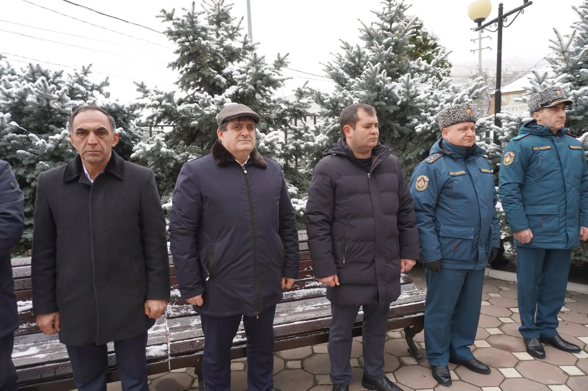 Церемония возложения цветов к мемориалу погибших при исполнении служебных обязанностей сотрудников МЧС.