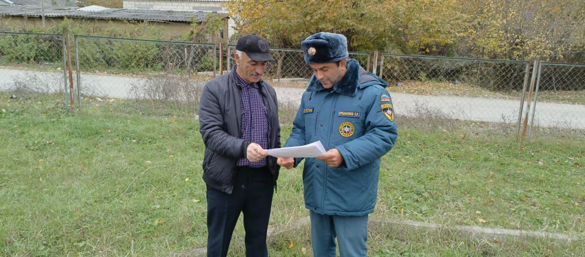 Сотрудниками МЧС Дагестана усилена профилактическая работа в преддверии новогодних праздников.