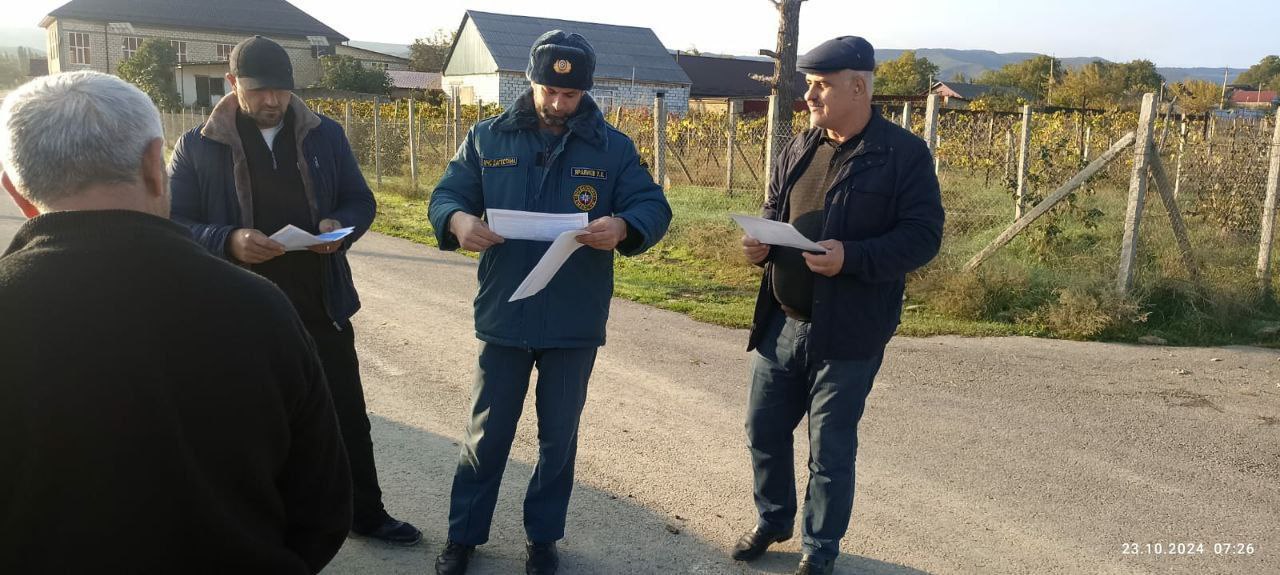 Сотрудниками МЧС Дагестана усилена профилактическая работа в преддверии новогодних праздников.