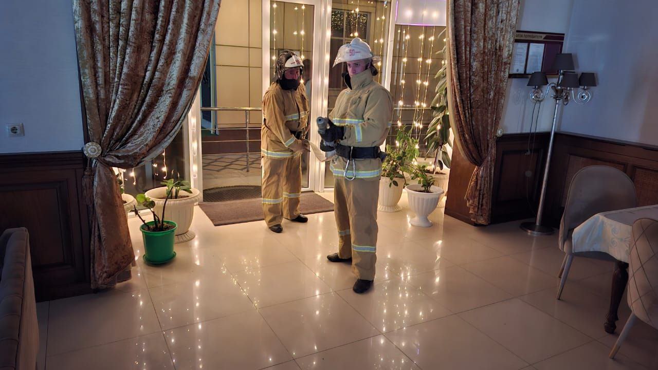 Пожарные начеку все 24 часа в сутках.