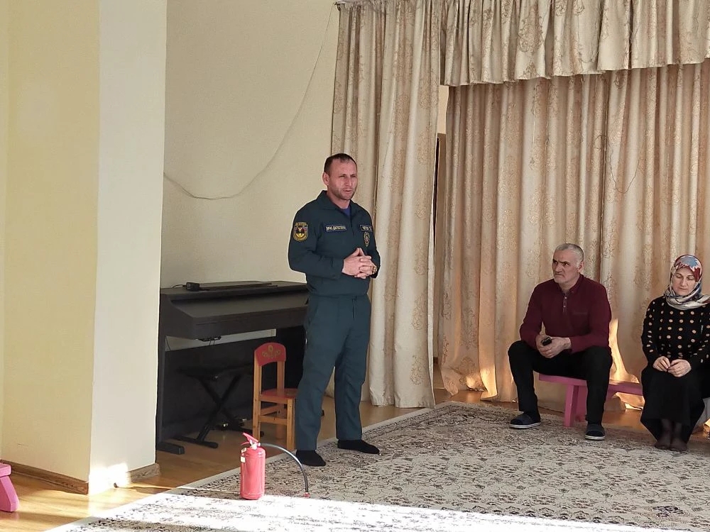 Профилактическое мероприятие, приуроченное к Году единства народов России, провели огнеборцы Казбековского района