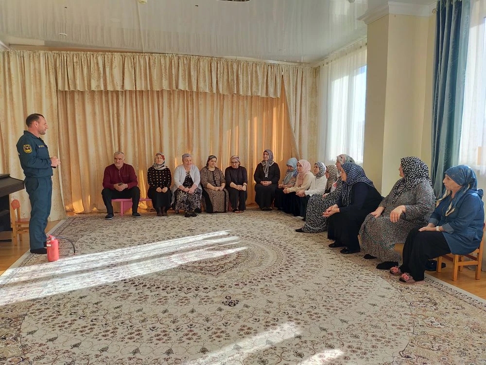 Профилактическое мероприятие, приуроченное к Году единства народов России, провели огнеборцы Казбековского района