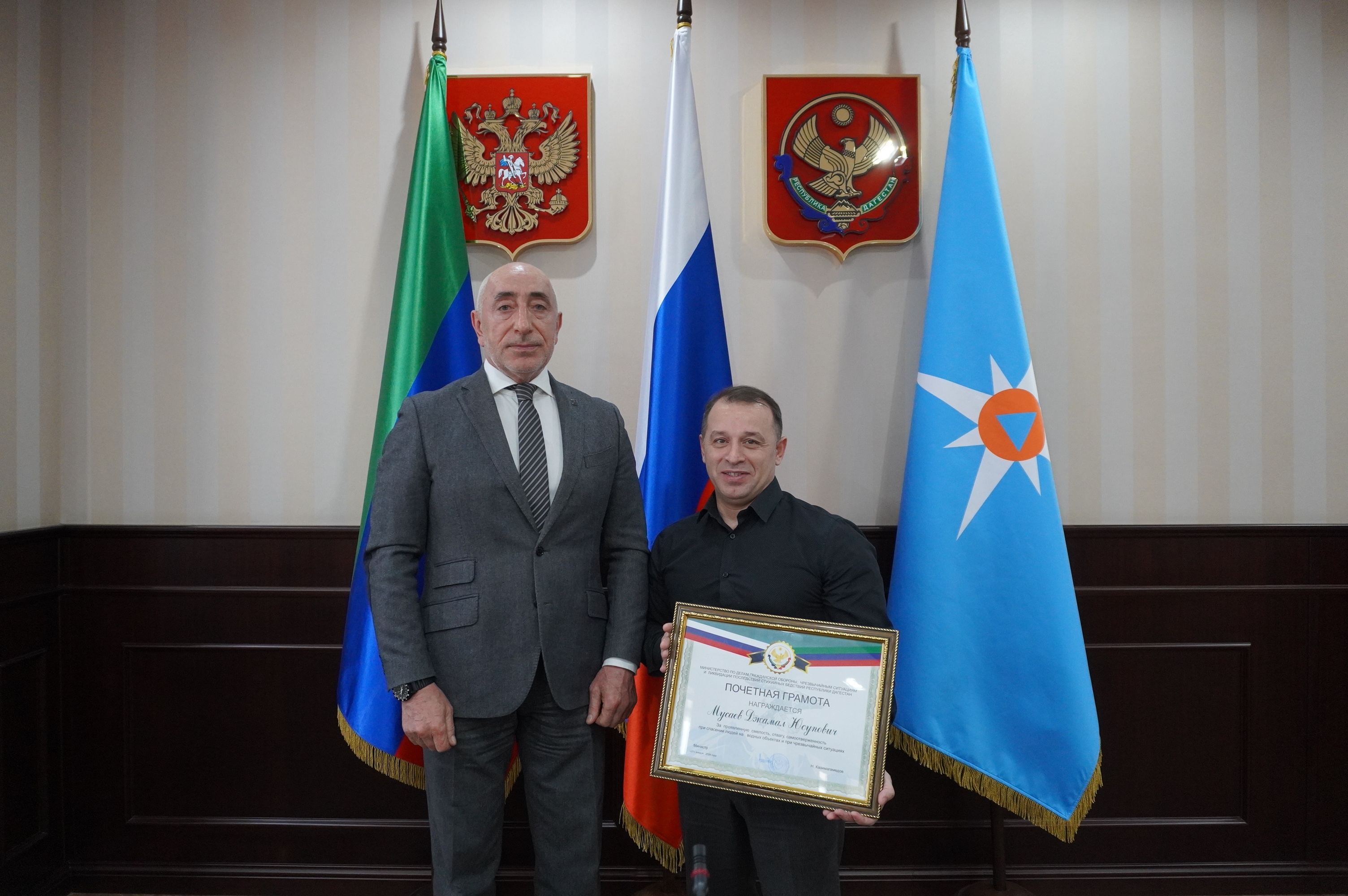 В МЧС Дагестана наградили героев, проявивших мужество и отвагу при спасении людей на водных объектах.