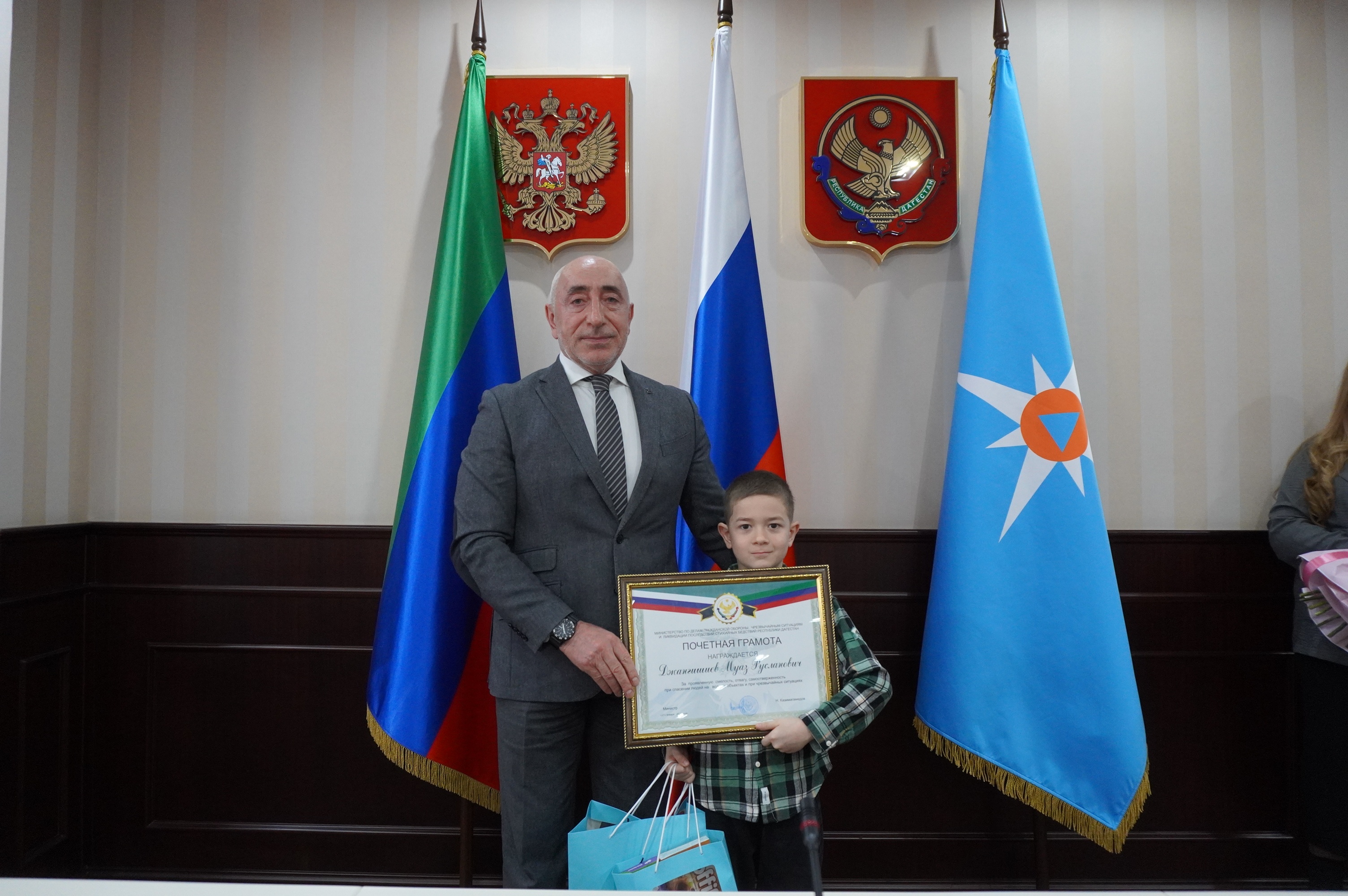 В МЧС Дагестана наградили героев, проявивших мужество и отвагу при спасении людей на водных объектах.