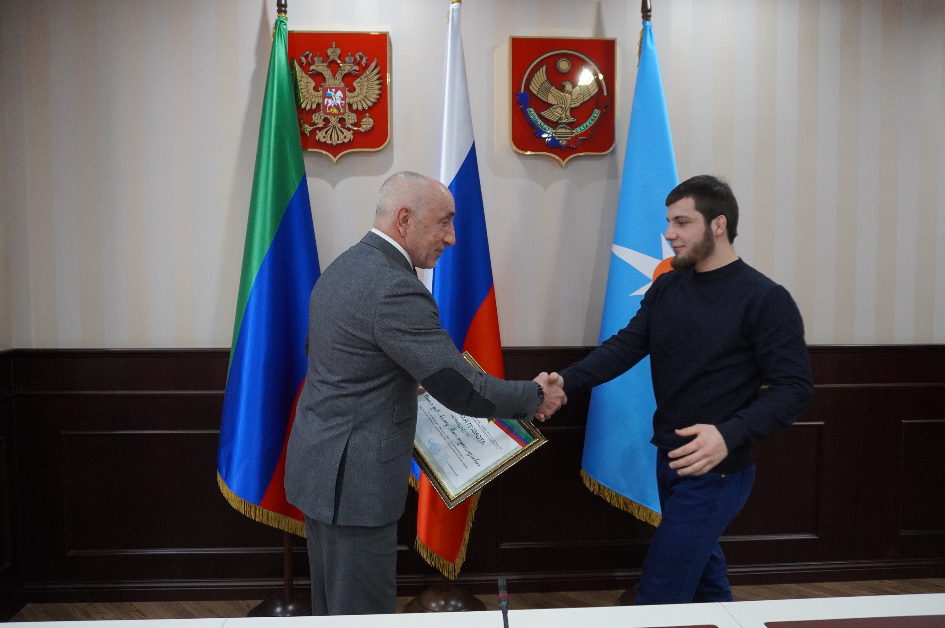 В МЧС Дагестана наградили героев, проявивших мужество и отвагу при спасении людей на водных объектах.