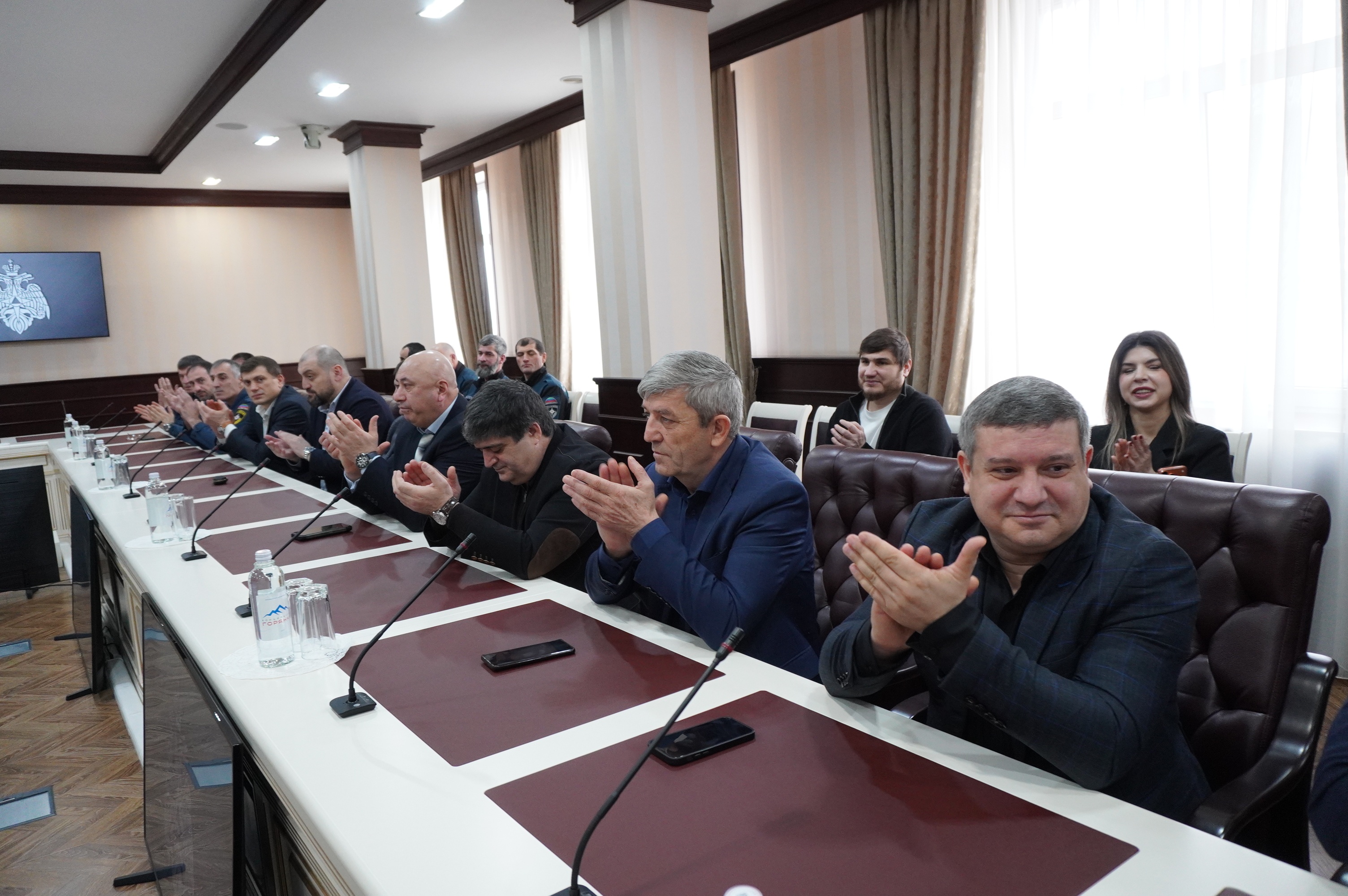 В МЧС Дагестана наградили героев, проявивших мужество и отвагу при спасении людей на водных объектах.