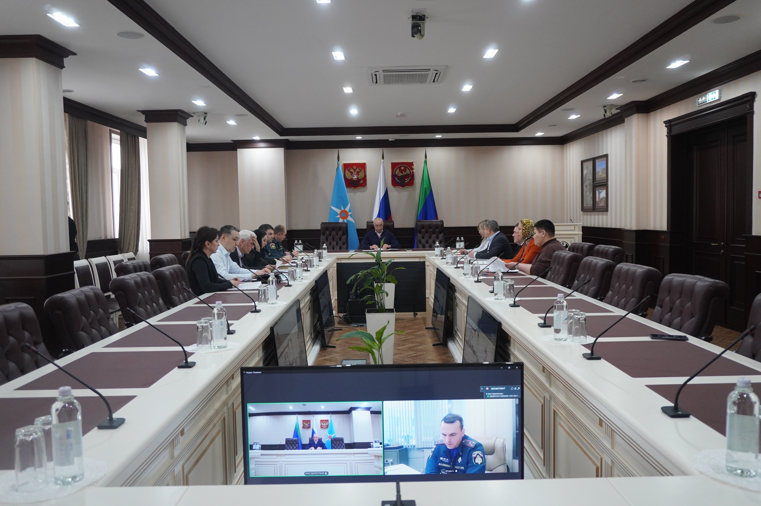 В МЧС Дагестана прошло совещание под руководством Наримана Казимагамедова