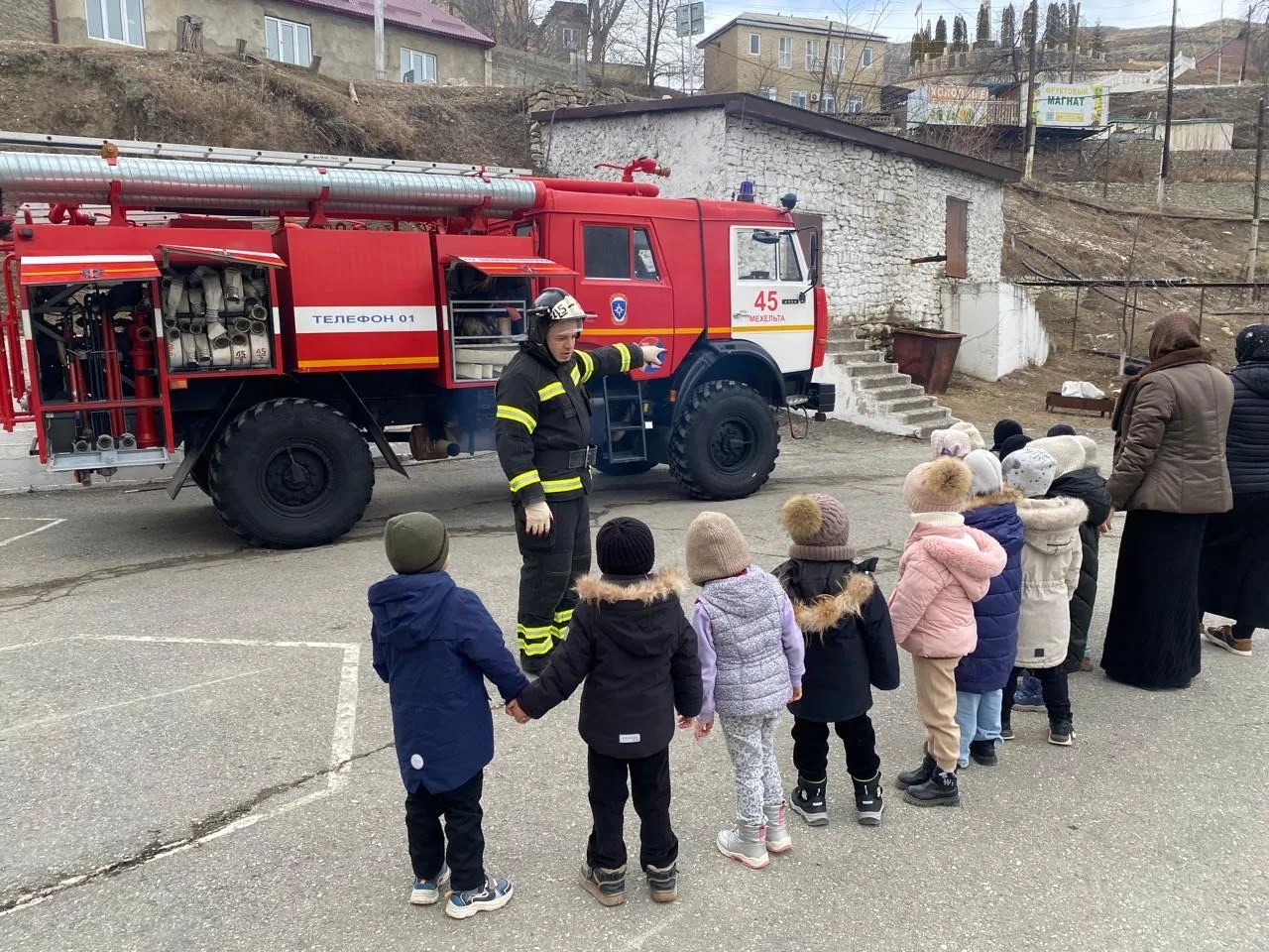 Дошколята поздравили огнеборцев с Днём защитника Отечества