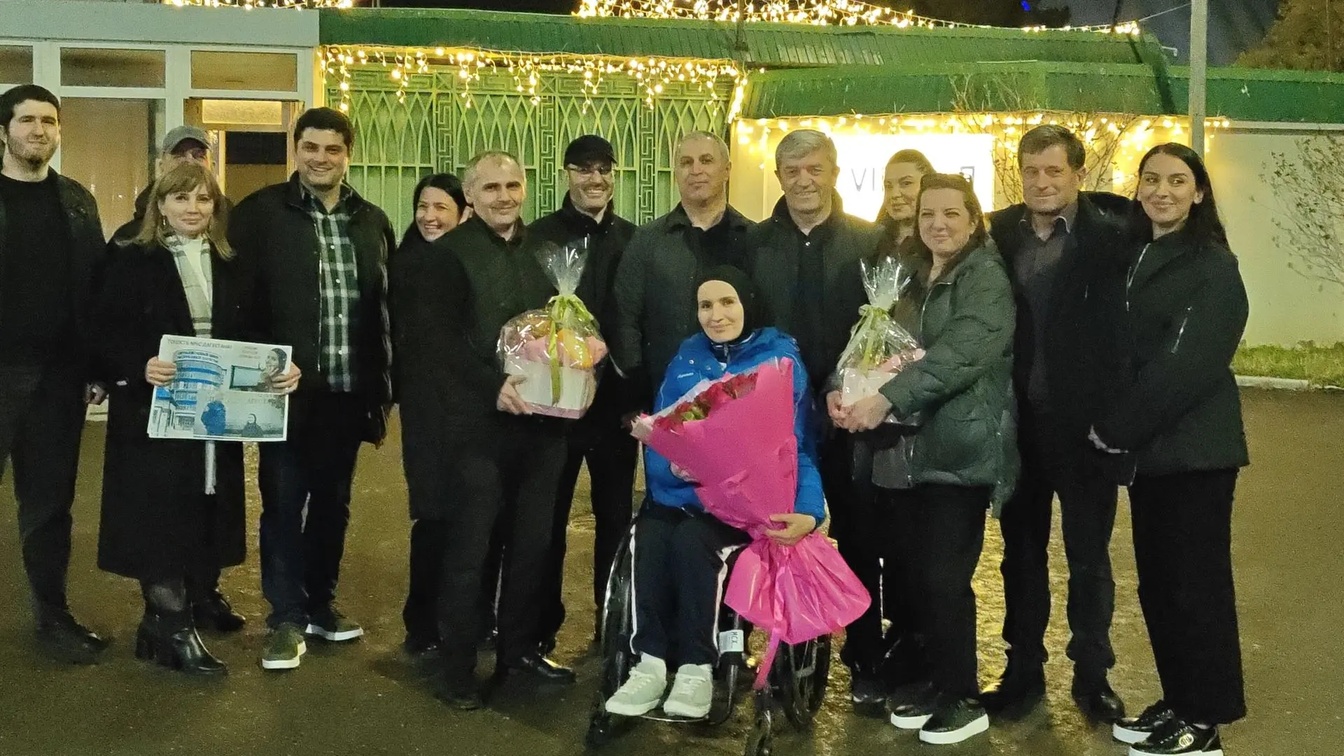 Призера Кубка России по стрельбе из лука - Барият Мирзаалиеву торжественно встретили в аэропорту