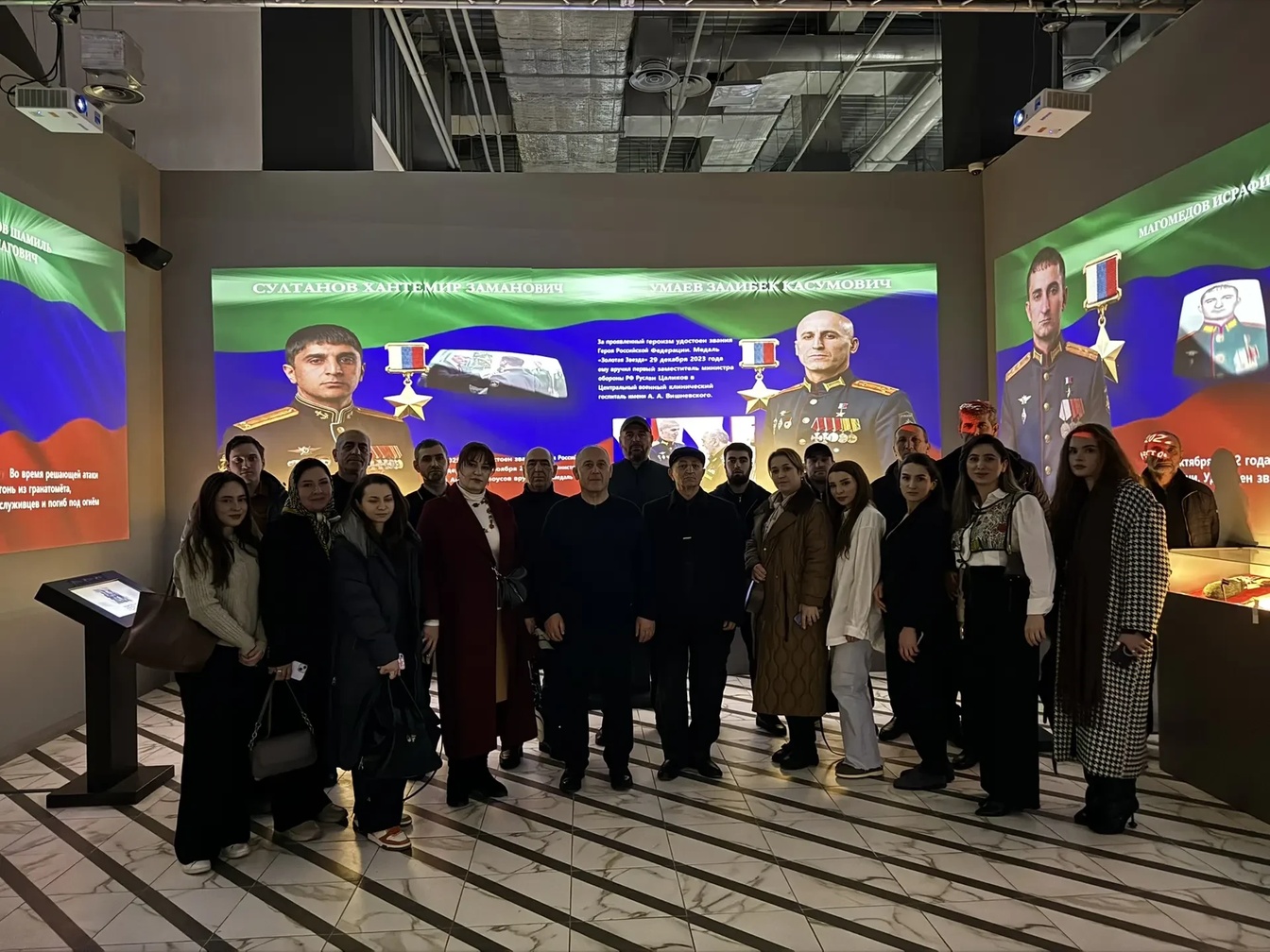 Коллектив Противопожарной службы МЧС Дагестана посетил выставку «Поколение героев»