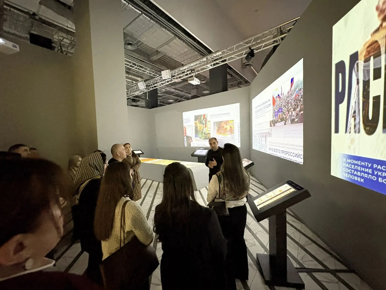 Коллектив Противопожарной службы МЧС Дагестана посетил выставку «Поколение героев»