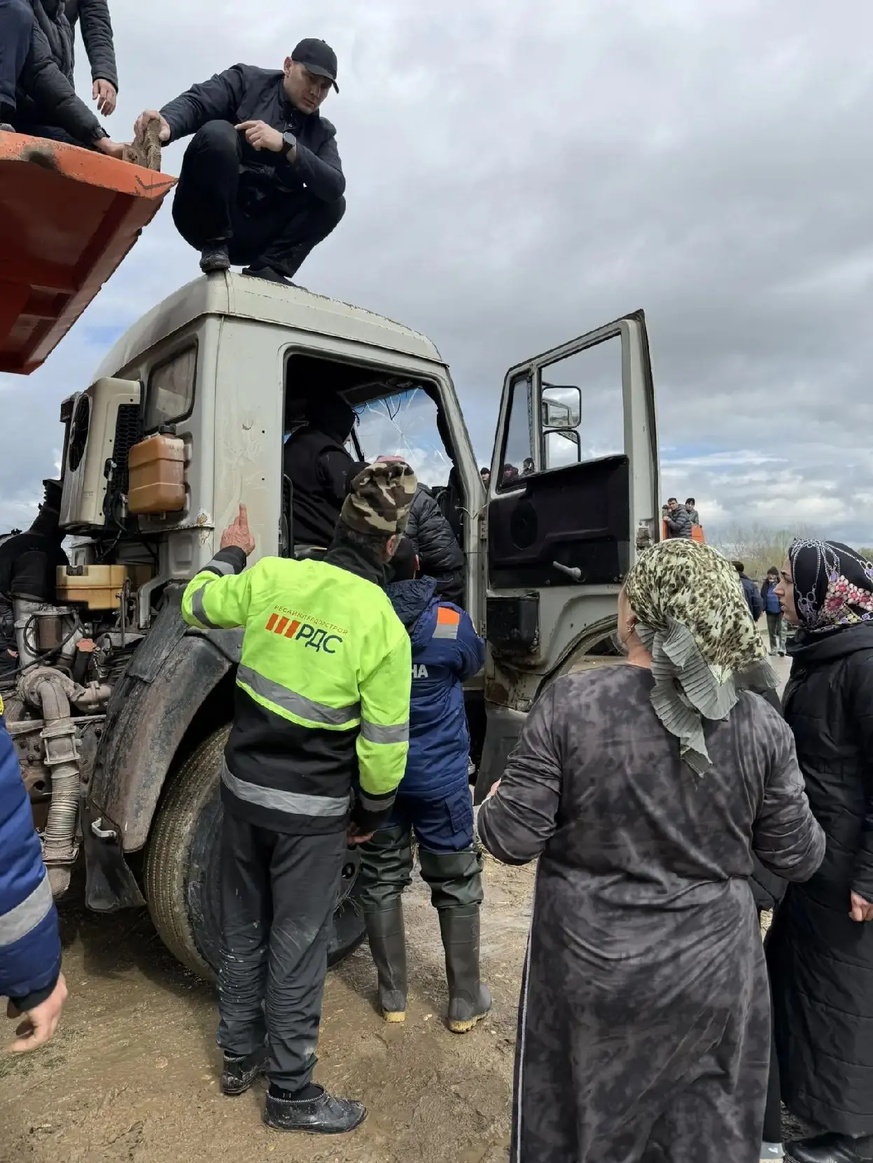 Спасателями МЧС Дагестана и ГУ МЧС России по РД проводится эвакуация жителей сел Тутлар, Адильотар Хасавюртовского района.