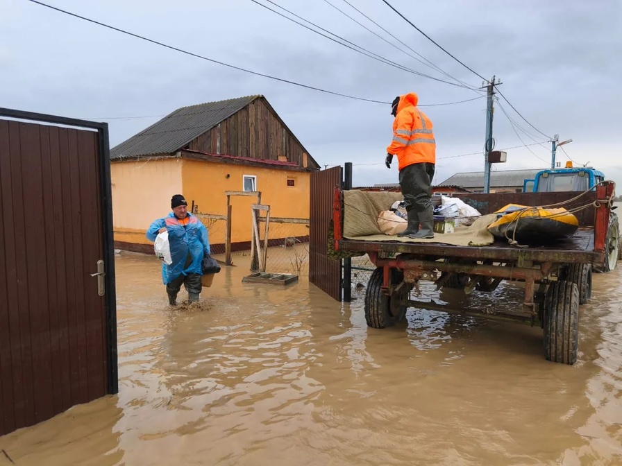 Спасателями МЧС Дагестана и ГУ МЧС России по РД проводится эвакуация жителей сел Тутлар, Адильотар Хасавюртовского района.